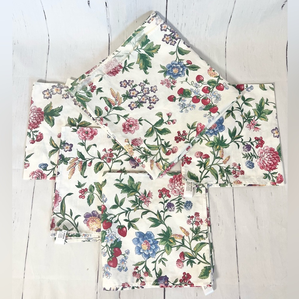 Vtg Wilton Court Floral & Strawberry 100% Cotton Tablecloth & Napkin Set